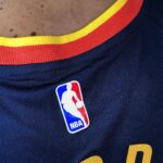 Camiseta Regata NBA Swingman Golden States Warriors Oakland Curry 30 City Edition Preta 2021 Nike - Imagem 10