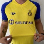 Camisa Al Nassr Home Versão Torcedor Cristiano Ronaldo 7 CR7 2023 Duneus Amarela - Imagem 7