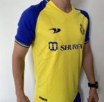 Camisa Al Nassr Home Versão Torcedor Cristiano Ronaldo 7 CR7 2023 Duneus Amarela - Imagem 10