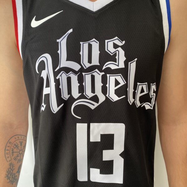 Camiseta Regata NBA Swingman Los Angeles Clippers Paul George 13 City Edition 2021 Preta Colorida Nike - Imagem 5