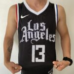 Camiseta Regata NBA Swingman Los Angeles Clippers Paul George 13 City Edition 2021 Preta Colorida Nike - Imagem 6