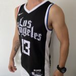 Camiseta Regata NBA Swingman Los Angeles Clippers Paul George 13 City Edition 2021 Preta Colorida Nike - Imagem 7