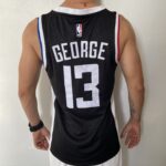 Camiseta Regata NBA Swingman Los Angeles Clippers Paul George 13 City Edition 2021 Preta Colorida Nike - Imagem 10