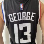 Camiseta Regata NBA Swingman Los Angeles Clippers Paul George 13 City Edition 2021 Preta Colorida Nike - Imagem 11
