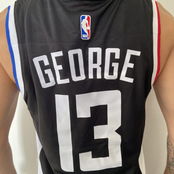Camiseta Regata NBA Swingman Los Angeles Clippers Paul George 13 City Edition 2021 Preta Colorida Nike - Imagem 11