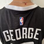 Camiseta Regata NBA Swingman Los Angeles Clippers Paul George 13 City Edition 2021 Preta Colorida Nike - Imagem 12