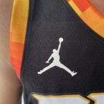 Camiseta Regata NBA Swingman Phoenix Suns Kevin Durant 7 Statement Edition Preta Colorida 2023 Nike - Imagem 2