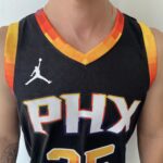 Camiseta Regata NBA Swingman Phoenix Suns Kevin Durant 7 Statement Edition Preta Colorida 2023 Nike - Imagem 3