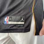 Camiseta Regata NBA Swingman Phoenix Suns Kevin Durant 7 Statement Edition Preta Colorida 2023 Nike - Imagem 9