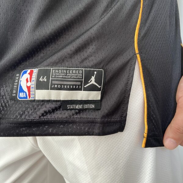 Camiseta Regata NBA Swingman Phoenix Suns Kevin Durant 7 Statement Edition Preta Colorida 2023 Nike - Imagem 9