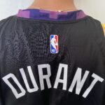 Camiseta Regata NBA Swingman Phoenix Suns Kevin Durant 7 Statement Edition Preta Colorida 2023 Nike - Imagem 13