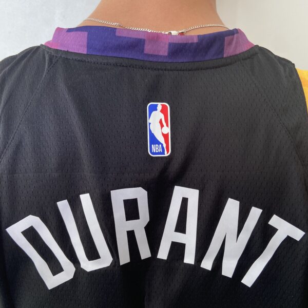 Camiseta Regata NBA Swingman Phoenix Suns Kevin Durant 7 Statement Edition Preta Colorida 2023 Nike - Imagem 13