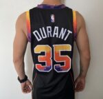 Camiseta Regata NBA Swingman Phoenix Suns Kevin Durant 7 Statement Edition Preta Colorida 2023 Nike - Imagem 11