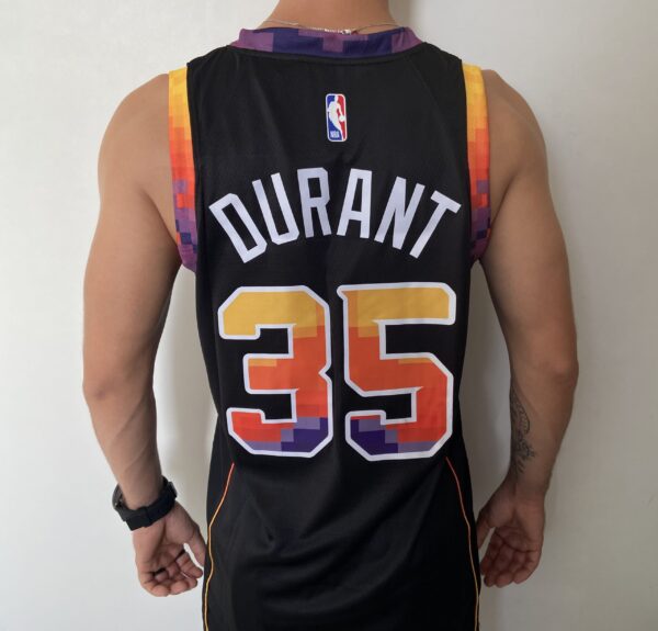 Camiseta Regata NBA Swingman Phoenix Suns Kevin Durant 7 Statement Edition Preta Colorida 2023 Nike - Imagem 11