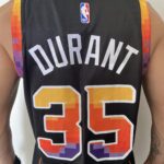 Camiseta Regata NBA Swingman Phoenix Suns Kevin Durant 7 Statement Edition Preta Colorida 2023 Nike - Imagem 12