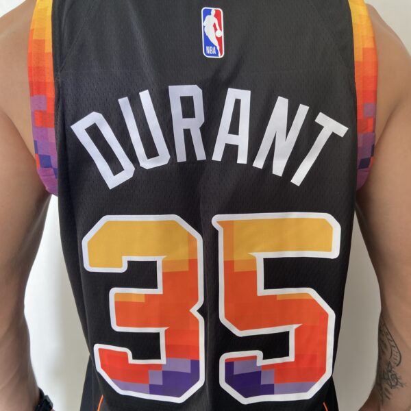 Camiseta Regata NBA Swingman Phoenix Suns Kevin Durant 7 Statement Edition Preta Colorida 2023 Nike - Imagem 12