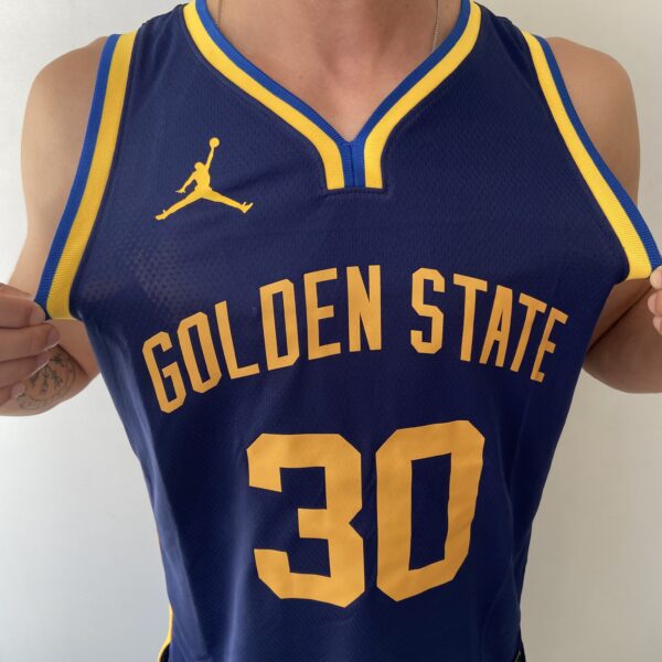 Camiseta Regata NBA Swingman Golden State Warriors Curry 30 Statement Edition Azul 2023 Jordan - Imagem 1