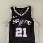 Camiseta Regata NBA Swingman San Antonio Spurs - Tim Duncan 21 - Icon Edition Preta Nike - Imagem 14