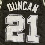 Camiseta Regata NBA Swingman San Antonio Spurs - Tim Duncan 21 - Icon Edition Preta Nike - Imagem 21