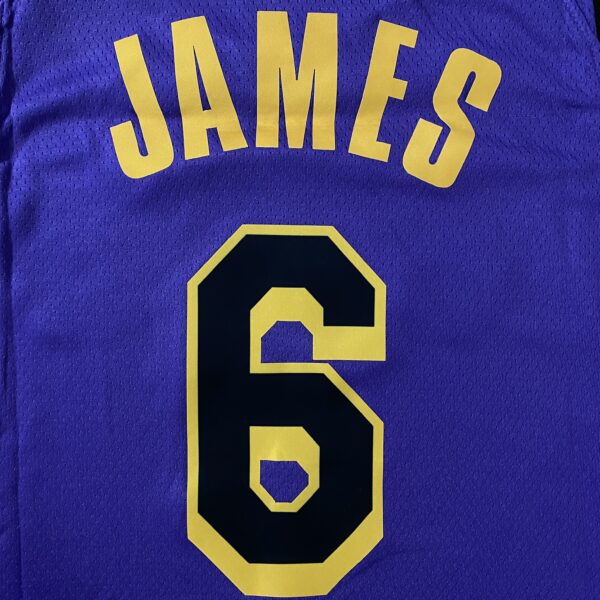 Camiseta Regata Basquete NBA Swingman Los Angeles Lakers LeBron James 6 Statement Edition Roxa 2023 Jordan - Imagem 23