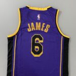 Camiseta Regata Basquete NBA Swingman Los Angeles Lakers LeBron James 6 Statement Edition Roxa 2023 Jordan - Imagem 20