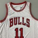 Camiseta Regata NBA Chicago Bulls DeMar DeRozan 11 Association Edition Branca 2022 Nike - Imagem 13