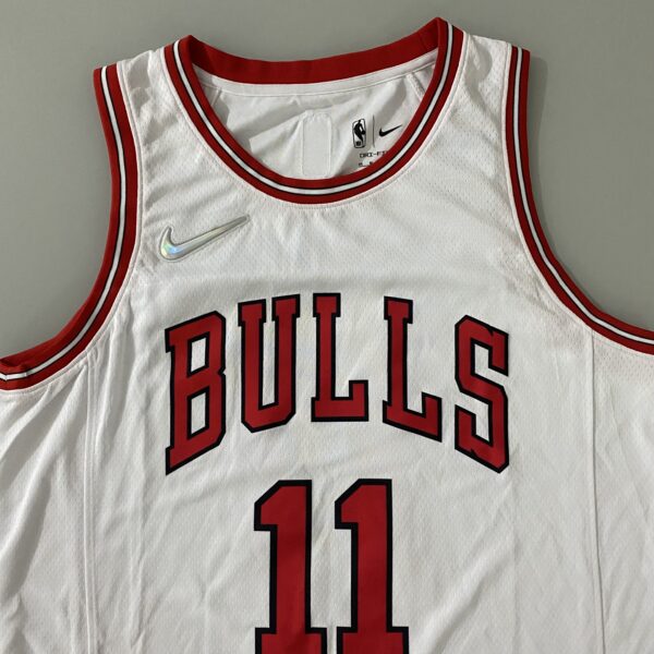 Camiseta Regata NBA Chicago Bulls DeMar DeRozan 11 Association Edition Branca 2022 Nike - Imagem 13