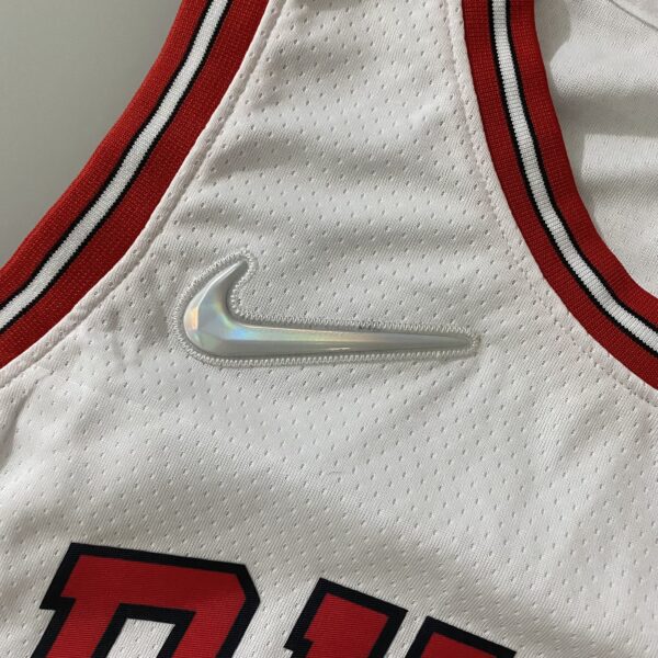 Camiseta Regata NBA Chicago Bulls DeMar DeRozan 11 Association Edition Branca 2022 Nike - Imagem 15