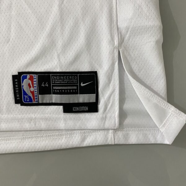 Camiseta Regata NBA Chicago Bulls DeMar DeRozan 11 Association Edition Branca 2022 Nike - Imagem 16