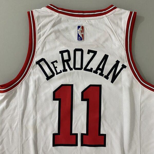 Camiseta Regata NBA Chicago Bulls DeMar DeRozan 11 Association Edition Branca 2022 Nike - Imagem 18