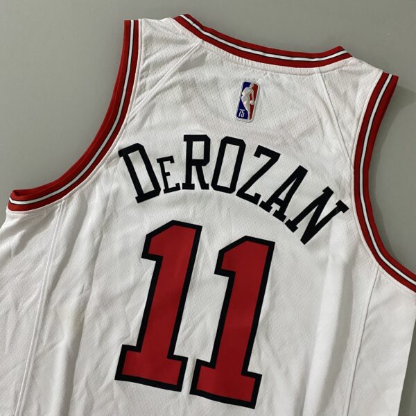 Camiseta Regata NBA Chicago Bulls DeMar DeRozan 11 Association Edition Branca 2022 Nike - Imagem 20