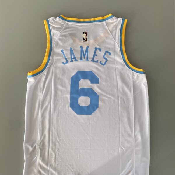 Camiseta Regata Basquete NBA Los Angeles Lakers LeBron James 6 Classic Edition Branca 2023 Nike - Imagem 26