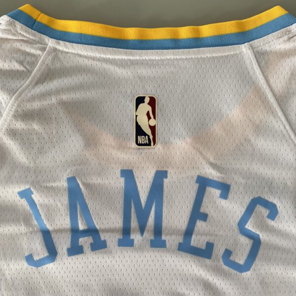 Camiseta Regata Basquete NBA Los Angeles Lakers LeBron James 6 Classic Edition Branca 2023 Nike - Imagem 29