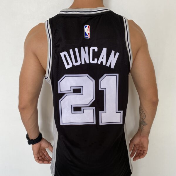 Camiseta Regata NBA Swingman San Antonio Spurs - Tim Duncan 21 - Icon Edition Preta Nike - Imagem 9