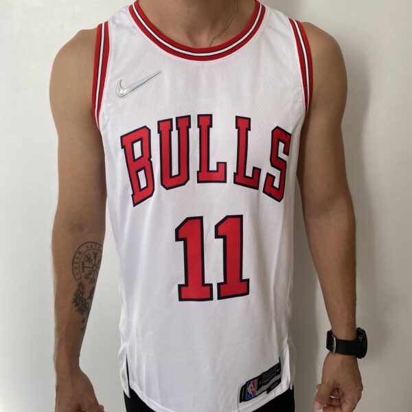 Camiseta Regata NBA Chicago Bulls DeMar DeRozan 11 Association Edition Branca 2022 Nike - Imagem 1