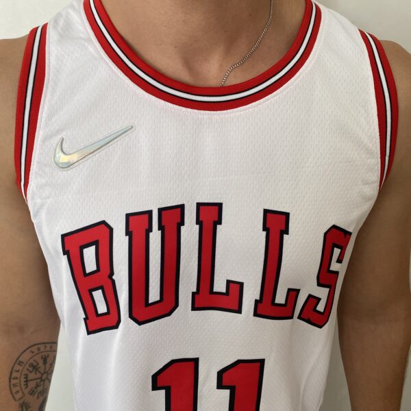 Camiseta Regata NBA Chicago Bulls DeMar DeRozan 11 Association Edition Branca 2022 Nike - Imagem 3