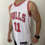 Camiseta Regata NBA Chicago Bulls DeMar DeRozan 11 Association Edition Branca 2022 Nike - Imagem 5