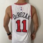 Camiseta Regata NBA Chicago Bulls DeMar DeRozan 11 Association Edition Branca 2022 Nike - Imagem 9
