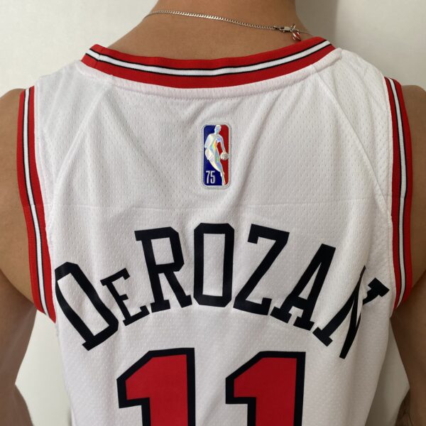 Camiseta Regata NBA Chicago Bulls DeMar DeRozan 11 Association Edition Branca 2022 Nike - Imagem 11