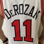 Camiseta Regata NBA Chicago Bulls DeMar DeRozan 11 Association Edition Branca 2022 Nike - Imagem 12