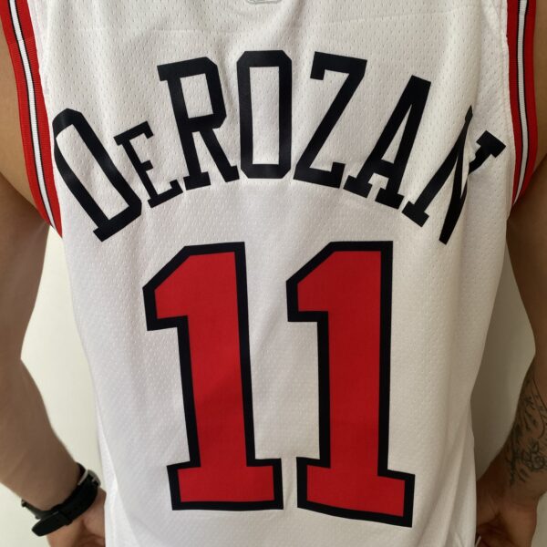 Camiseta Regata NBA Chicago Bulls DeMar DeRozan 11 Association Edition Branca 2022 Nike - Imagem 12