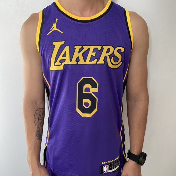 Camiseta Regata Basquete NBA Swingman Los Angeles Lakers LeBron James 6 Statement Edition Roxa 2023 Jordan - Imagem 1