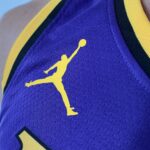 Camiseta Regata Basquete NBA Swingman Los Angeles Lakers LeBron James 6 Statement Edition Roxa 2023 Jordan - Imagem 4