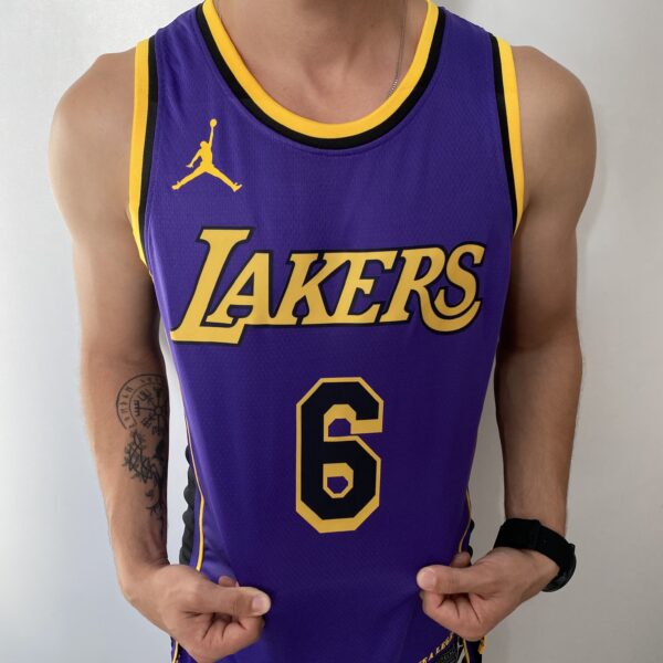 Camiseta Regata Basquete NBA Swingman Los Angeles Lakers LeBron James 6 Statement Edition Roxa 2023 Jordan - Imagem 5