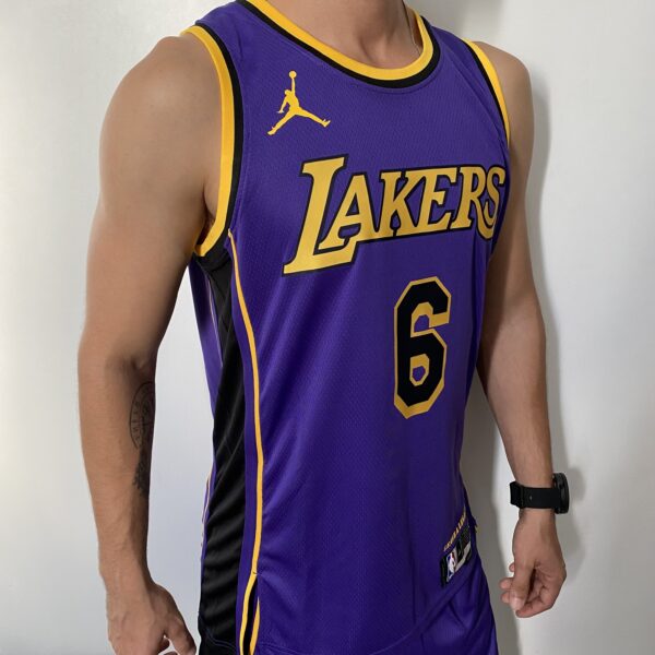 Camiseta Regata Basquete NBA Swingman Los Angeles Lakers LeBron James 6 Statement Edition Roxa 2023 Jordan - Imagem 7