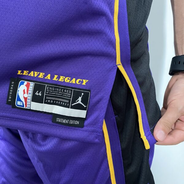 Camiseta Regata Basquete NBA Swingman Los Angeles Lakers LeBron James 6 Statement Edition Roxa 2023 Jordan - Imagem 8