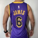 Camiseta Regata Basquete NBA Swingman Los Angeles Lakers LeBron James 6 Statement Edition Roxa 2023 Jordan - Imagem 9