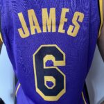 Camiseta Regata Basquete NBA Swingman Los Angeles Lakers LeBron James 6 Statement Edition Roxa 2023 Jordan - Imagem 10