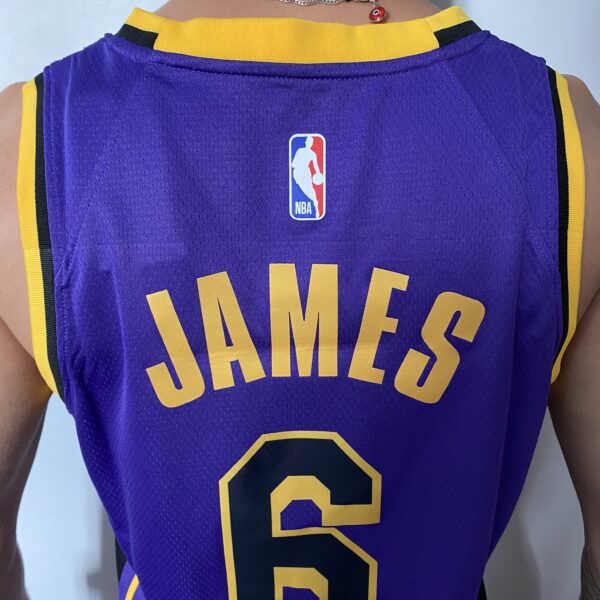 Camiseta Regata Basquete NBA Swingman Los Angeles Lakers LeBron James 6 Statement Edition Roxa 2023 Jordan - Imagem 11