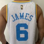 Camiseta Regata Basquete NBA Los Angeles Lakers LeBron James 6 Classic Edition Branca 2023 Nike - Imagem 15